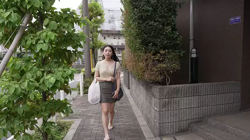 セックスレスで性欲を持て余した美人妻がデカ尻から溢れる色気を漂わせてさりげなく誘惑してくる 紗々原ゆり