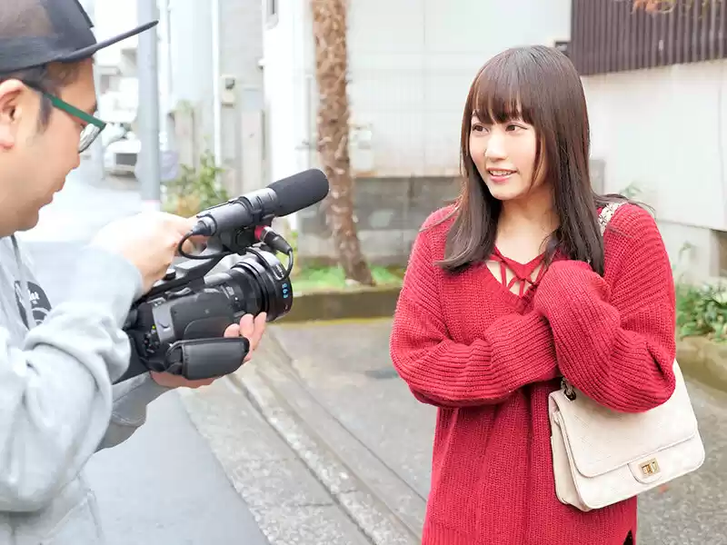 池袋で見つけた心優しい働くお姉さん 童貞くんのオナニーのお手伝いのつもりがセックス練習ってことで素股していてヌルっと入って筆おろし！？ 篠宮ゆり