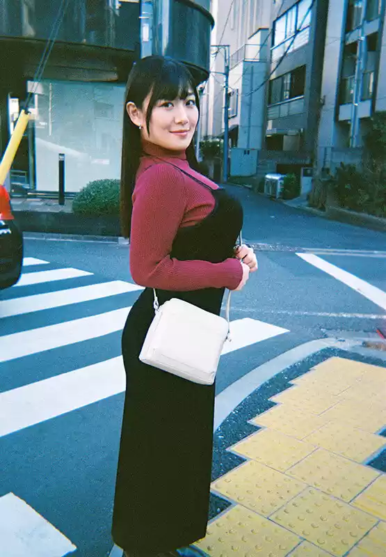 会社で噂の隠れ巨乳OL小梅えなに仕事相談でドライブデートを持ちかけられ…興味本位でラブホに入りパイズリをしたら火がついて1日限定‘痴女モード’でドピュドピュ挟射不倫をした