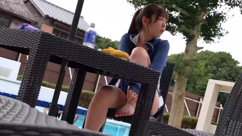 合宿中の水泳部巨乳女子大生 競泳水着を脱がせて背後からノンストップ乳首責め！敏感なおっぱいの先っちょをしつこく攻められ腰をクネらせて、人生初のビーチク失禁イキ潮！！発情オマ〇コを激ピスされたら中出しもすんなりOKしちゃう！？～あやかちゃん編～