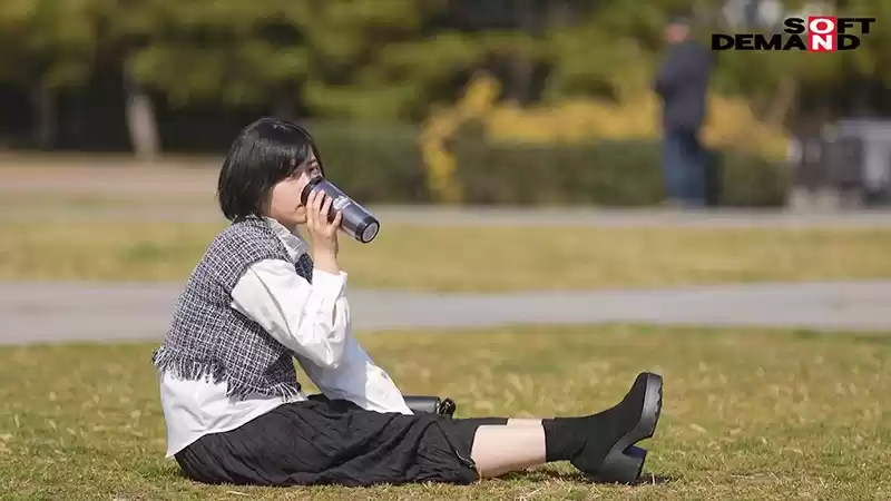 人となじめない、自分を出せない、ミステリアスな孤高のセンター 元アイドル AV debut 吉手るい
