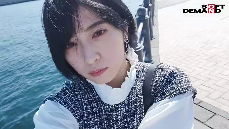 人となじめない、自分を出せない、ミステリアスな孤高のセンター 元アイドル AV debut 吉手るい