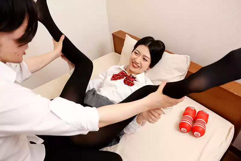 オナホ使ってみたい！だから君のオチ〇チン出してみせてよ！僕の勃起チ〇ポ見て、マ〇コも濡れちゃった女の子！ 水谷梨明日