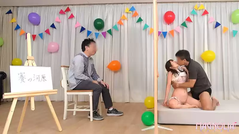 『仲良し夫婦限定！壁穴から顔を出したまま身体にイタズラを受けて連想ゲーム！』年下美人妻が挑戦！旦那に見えない壁の向こうでは知らない男に手マンされて潮吹き！？パイパンマ●コに全力ピストンどっぷり連続中出し！！【街角素人モニタリング♯なつき♯26歳】 真城かのん