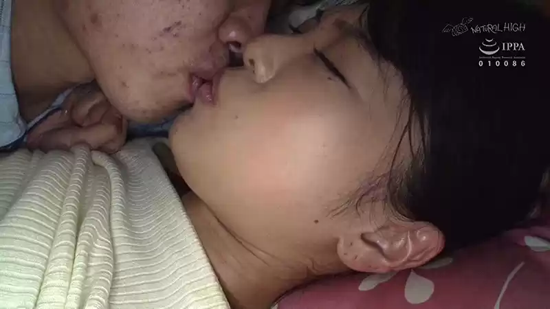 布団の中の密着ピストンでねっとり膣奥を突かれ夫に声をかけられずイキ堕ちた敏感妻は何度も絶頂を求める