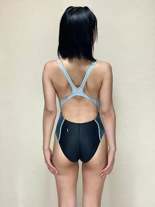 渚みつき もっともっと♪濡れてテカってピッタリ密着 神競泳水着 ロリ可愛い女子の競泳水着姿をじっとりと堪能！着替え盗撮から始まり貧乳から巨乳にパイパン、ハミ毛、ジョリワキ等のフェチ接写やローションソーププレイや競泳水着ぶっかけ等を完全着衣で楽しむAV
