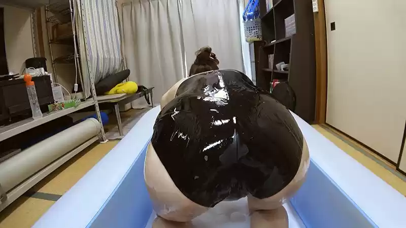 葵百合香 濡れてテカってピッタリ密着 神スク水 可愛い女子のスクール水着姿をじっとりと堪能！着替え撮影から始まり貧乳から巨乳にパイパン、ハミ毛、ジョリワキ等のフェチ接写やローションソーププレイやスク水ぶっかけ等を完全着衣で楽しむAV