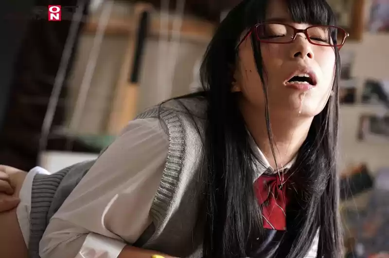 拝啓- 高●生の僕へ。 君がずっと好きで交際していた美術部のまゆはクラスの男子みんなと性交していました あずみひな