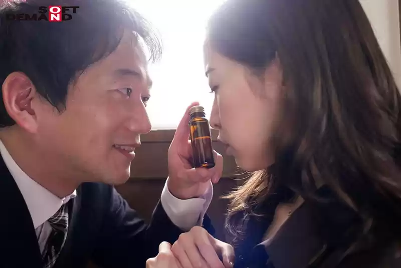 洗脳エナジードリンクを飲んでしまって、完全奴●化になって発情するセレブ人妻 篠田ゆう