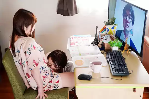 机の下で事件は起こる。
