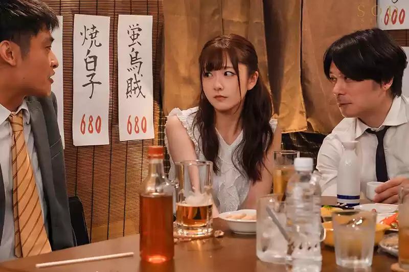 「ほんとは君が好きだったのに…」さっさと告白してくれない同期(幼馴染)の目の前で上司と見せつけSEXをしてしまう私… 青空ひかり