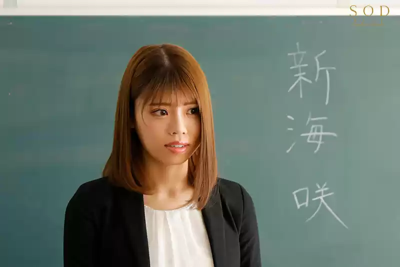「明日、俺らの担任の授業でバイブぶっこんでやるから見にこいよwww！」 授業中も男子生徒に輪●レ×プされる、体育会系新任教師 新海咲