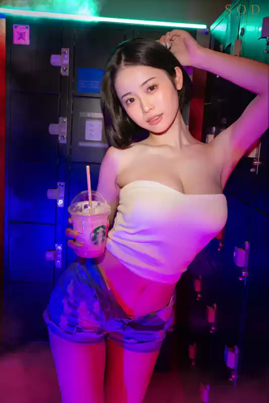 セックス大好きなヤリマン・ヤリチンが集まるオフ会で、朝までオフパコ乱交！ MINAMO