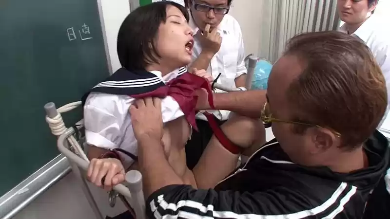 中出し肉便器学級当番 工業○校ただひとりの女子生徒が肉便器に堕ちてゆく 湊莉久