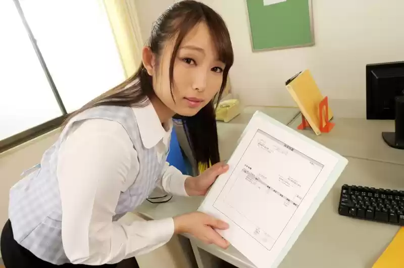 【VR】巨乳OLが深夜のオフィスでセクハラ上司と声ガマン性交…でも残業中に生はマズくない？ 桐谷なお