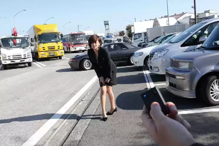 ザ・露出痴女 沙月由奈