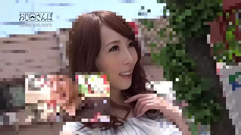 乳首責めで絶頂する美人妻と… おじさんぽ 10 AVよりエロいエッチ見たくない？ 美乳、美脚、美尻がセクシーな若妻と下町探索お散歩デート。おじさんに足を絡めて中出しさせる奥さんの敏感反応がヤバい！ 希咲あや