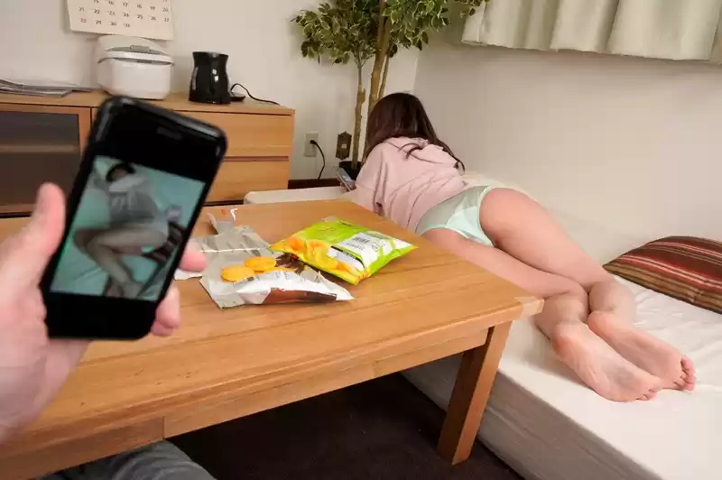 【VR】ツンデレな可愛い彼女と二人の部屋で毎日ヤリまくり…だがそれがいい あべみかこ