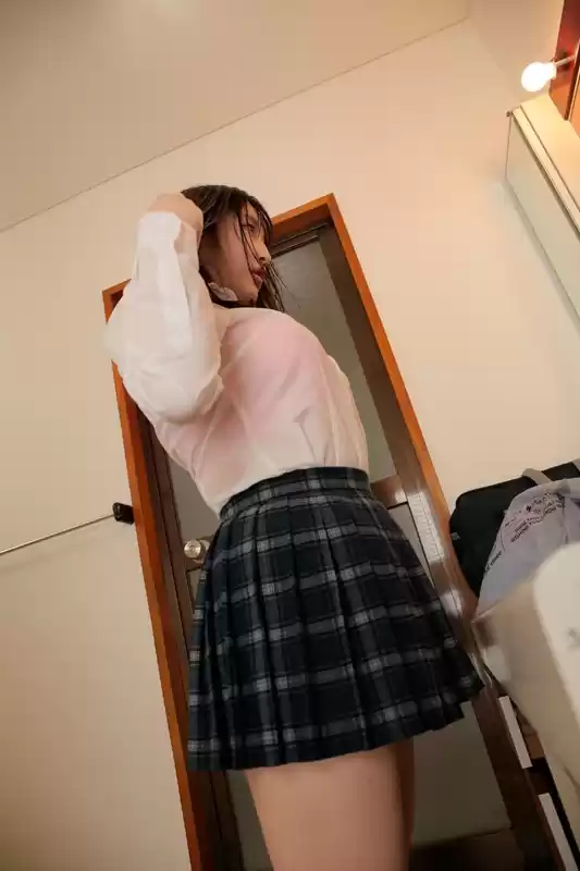 【VR】下校中、突然のゲリラ豪雨にみまわれビショ濡れになった巨乳女子校生！その透けた下着と盛り上がったオッパイを前に、タオルを貸すだけのつもりがいつの間にか目を見つめ合って生中出しSEXまでしてしまった！ 森本つぐみ