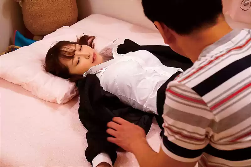 ベロ酔い娘がチンポを求めたのは彼氏ではなく父だった！？前後不覚に酔い潰れた娘は父に跨り強●挿入！！