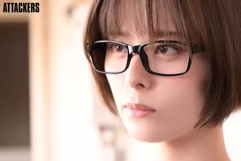 挨拶もしてくれない無口で地味なお隣さんは僕のチ○ポを身勝手に求めて精子をこってり搾り取るんです。 月乃ルナ