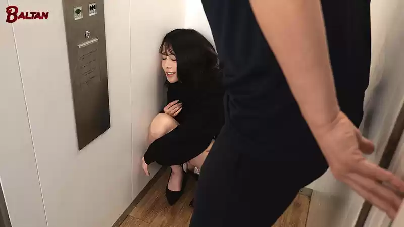 エレベーターでぐったりしているその女、実はお持ち帰り待ちをしていたセックス依存症のド変態痴女 百合良