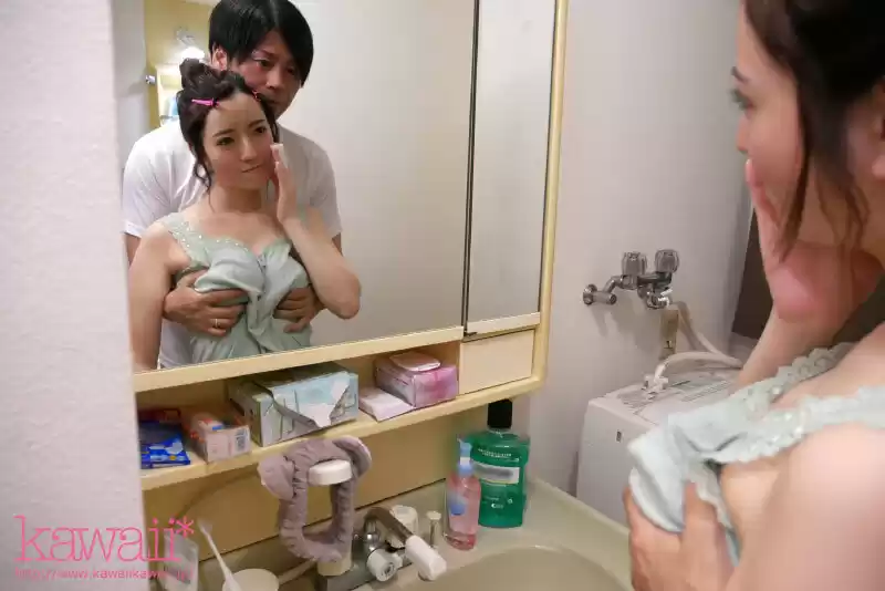 「うち近いからシャワー浴びてく？」終電なくなり同僚女子社員の部屋に… 無防備すぎるおっぱいと生脚に興奮した僕はチラつく妻の存在が吹き飛ぶほど一晩中モウレツにハメ狂った… 小花のん