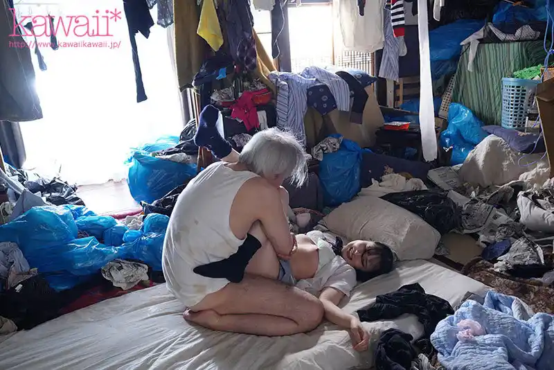 隣人のゴミ部屋で異臭中年おやじに抜かずの連撃中出し39発で孕まされた制服女子の末路… 川上しずく