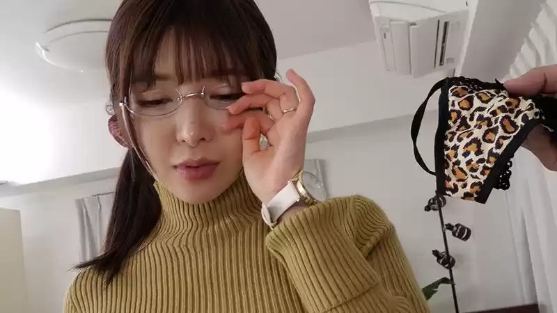 【4K】眼鏡で地味な隣の巨乳妻と中出し性交 善場まみ