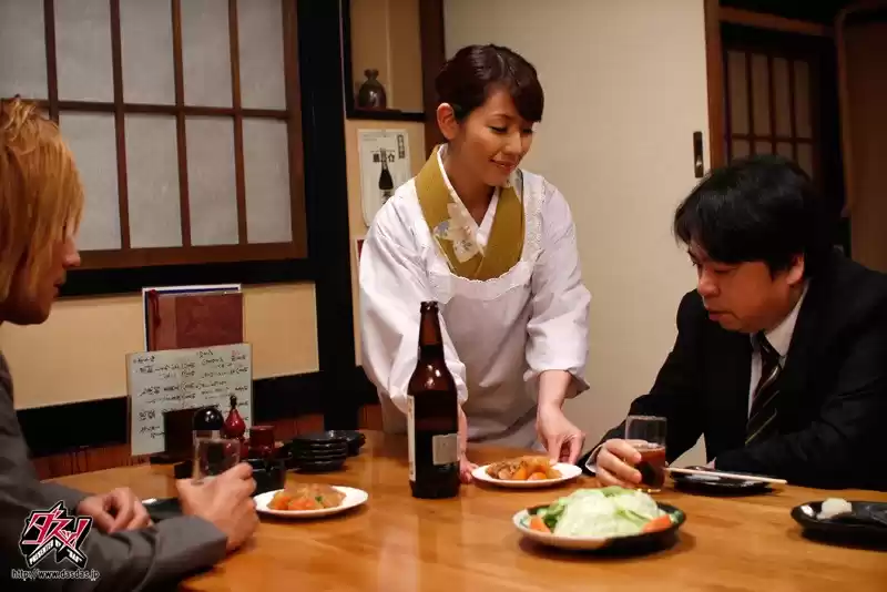 アナルを犯●れた居酒屋の女将 結城みさ
