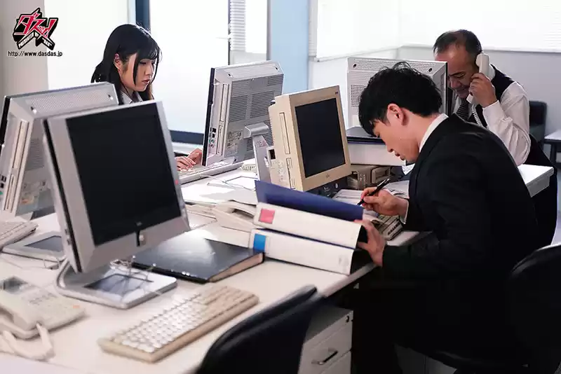 新卒で入社した同期の彼女が俺の上司に寝取られ種付けプレスされていた。 辻さくら