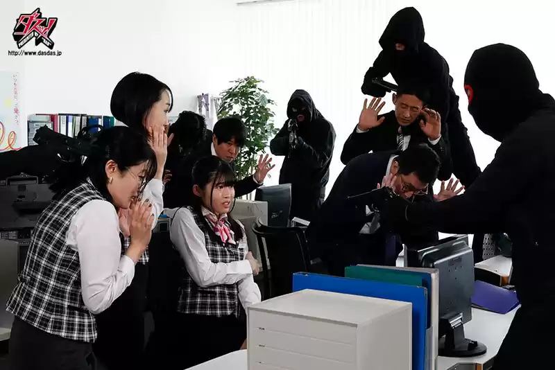 誰もが羨むボクの巨乳妻に理性を失った銀行強盗は一日中イラマ輪●し続けた。 八森わか菜