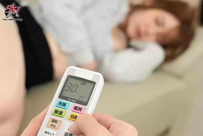 暑い…はぁはぁ…暖房強で露出が増えていく姉の友達（ハーフ）の無自覚誘惑に耐えられず…なりふり構わず汗だくセックスを繰り返した数日間。 天音ミシェル