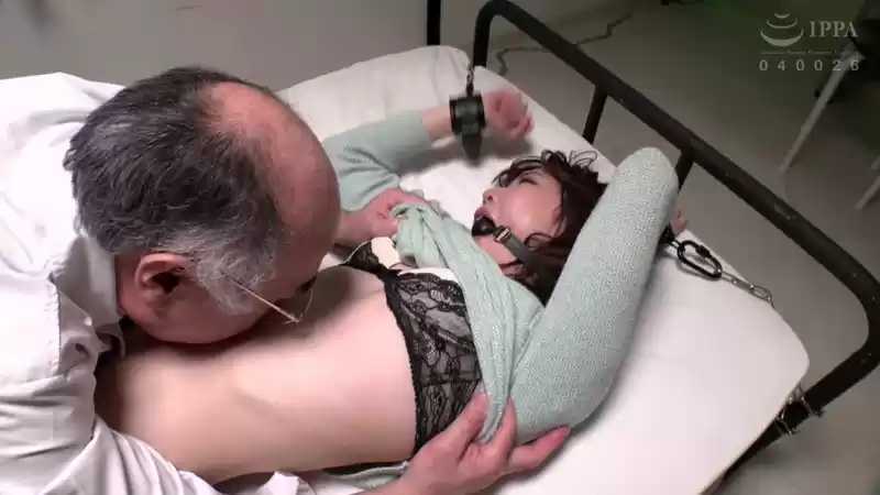 繁華街の監禁部屋 目覚めたら拘束酔いどれ変態女の性 涼花くるみ