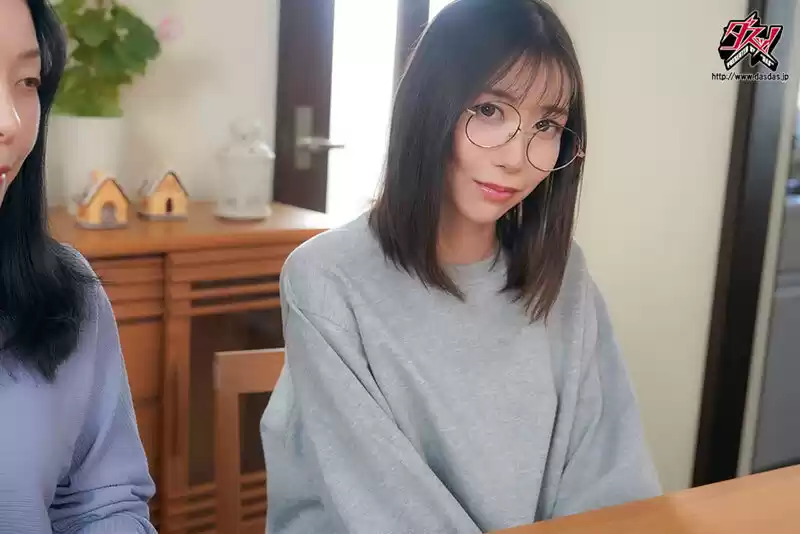 根暗巨乳メガネ姉に「イキそうなのこらえてるの？すごく尊い」と囁かれ、理性をぶっ壊されて何度も中出しする極限チンイラ痴女POV。 黒川すみれ