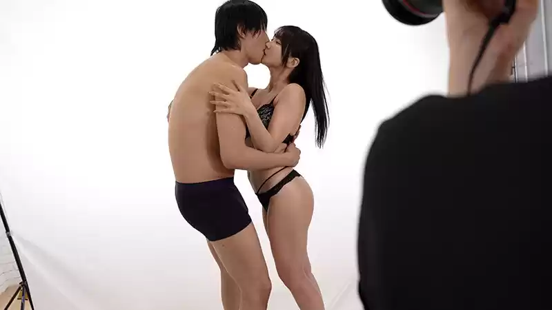 【ヌードモデルNTR】最後に戻ってきてくれるなら…妊活失敗したED夫が妻にNTR性癖を告白 愛する夫のために戸惑いながら引き受けた妻はイケメンモデルに愛液垂らして発情し…依本しおり