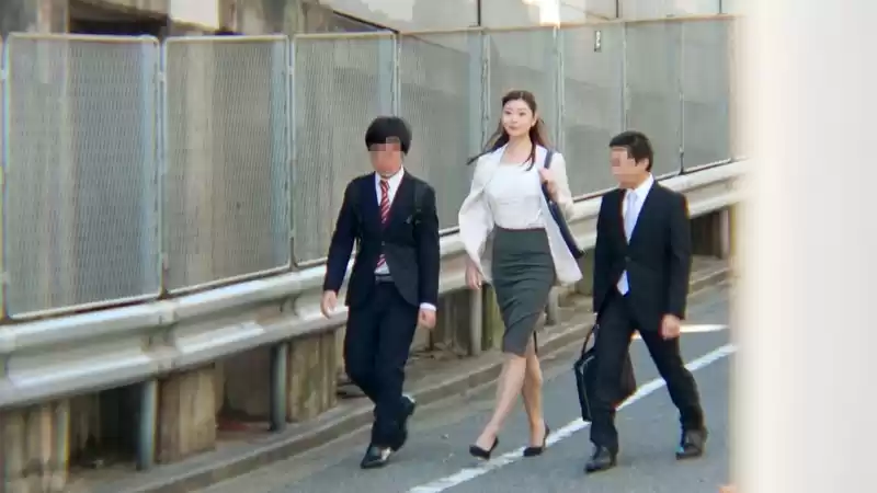 身長差のあるエロ部下2人に同時責めされ発情中出し3Pしてしまう173cmの高身長エリート女社長 ゆりかさん（30歳）