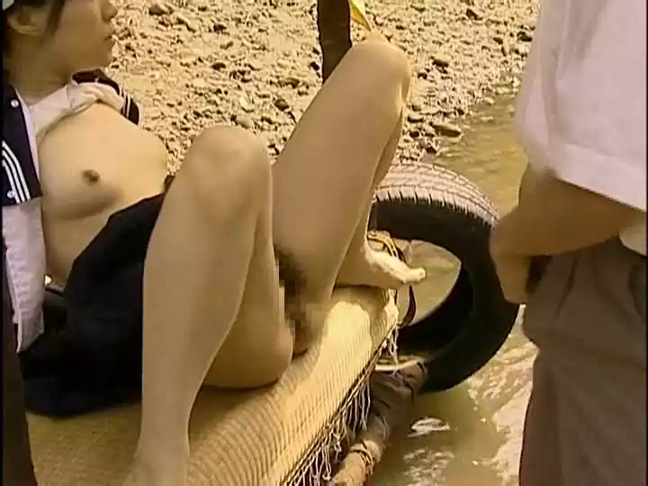 スカートをめくって青姦