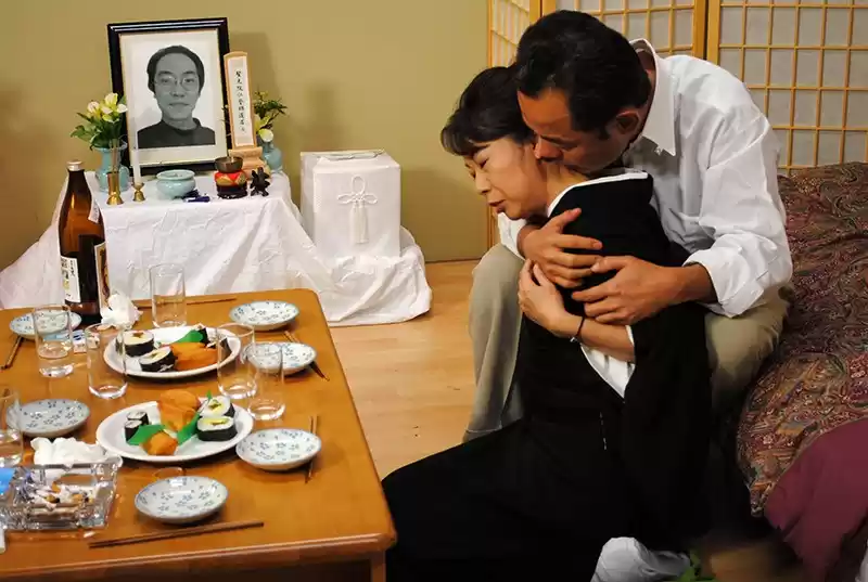 昭和悲歌 ヤミ金屋の罠に嵌り喪服を剥ぎ取られ犯●れゆく 5人の巨乳未亡人強辱通夜 4