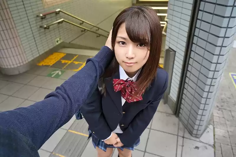 【VR】HQ 60fps【ハメ撮りVR】遠距離恋愛で会えず欲求不満だったJ○の彼女とファミレスでイチャイチャ口内射精フェラ◆ホテルに着いた瞬間即ハメ！見つめ合いキスしまくり覆いかぶさり騎乗位＆正常位でラブラブ中出しセックス 柊るい