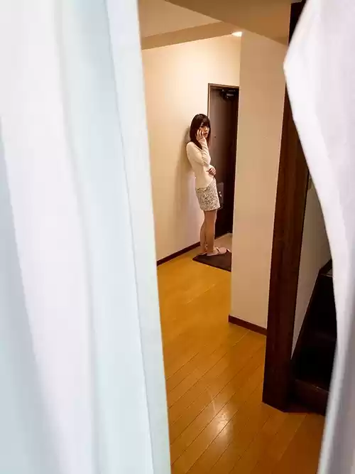 【VR】【3Dハメ撮りVR改】逃亡犯にいきなり襲われイラマチオで口内蹂躙！旦那のいない自宅で犯●れ美顔を臭いザーメンで汚された…人妻。 大原ゆりあ