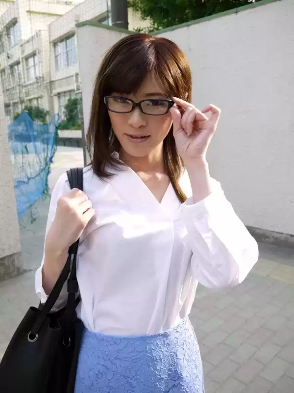 素人 激撮！本当は授業中いつも教室でしてみたかったドスケベな女教師の欲望をかなえてあげました！ 百合川さら