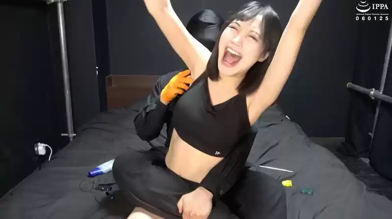 【くすぐり】「スポブラスパッツでバンザイ拘束！ 腋の下の超敏感化で笑いの向こう側へ！」WAKA-077琥珀やや 2