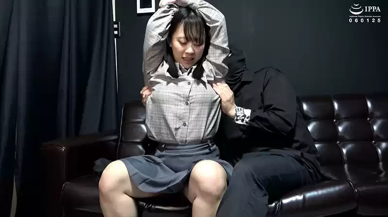 「うさぎ系女子くるみちゃんが全身ガチガチだったのでそれっぽく言いくるめてくすぐってみた！」WAKA-088甘井くるみ 1