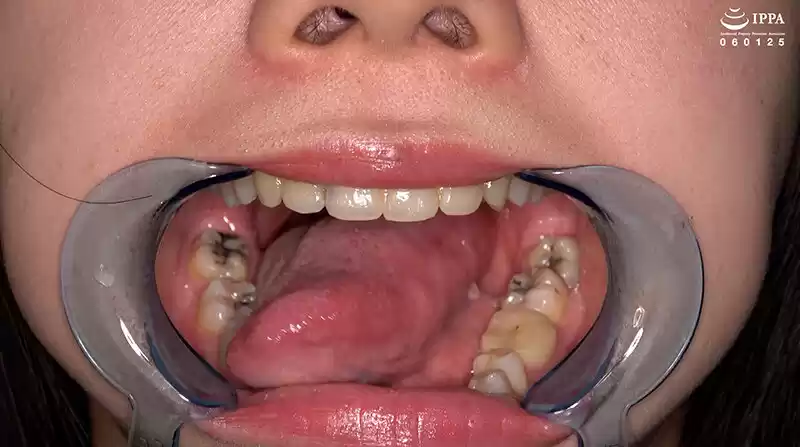 【激レア】「超貴重な口内・歯・のどちんこ観察＆小魚咀嚼巨大女プレイ！」甘井くるみ