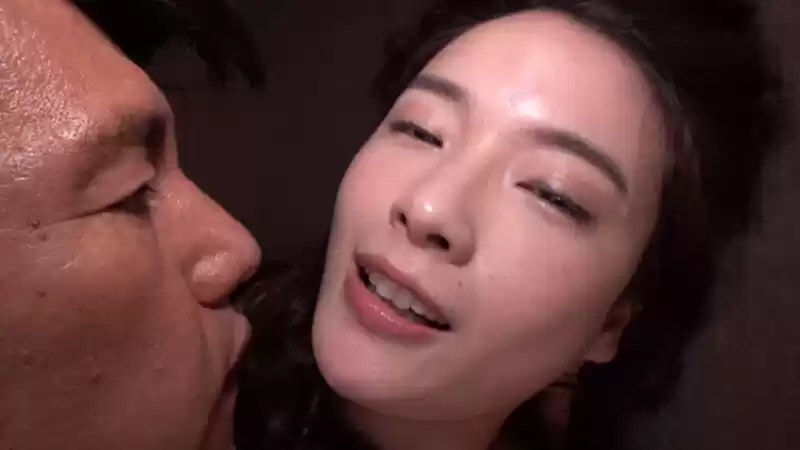 歓喜するスケベな美人妻乱交中出しハメ狂う！！ 向井藍 Part.3