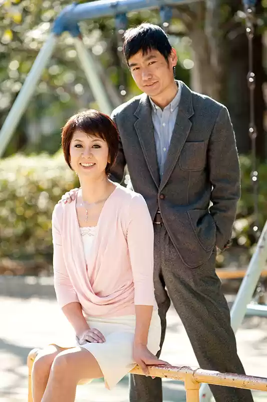 熟女とは思えない美貌とスタイル！エロ過ぎる人妻熟女のヌケル妖艶なセックス！4時間8人！