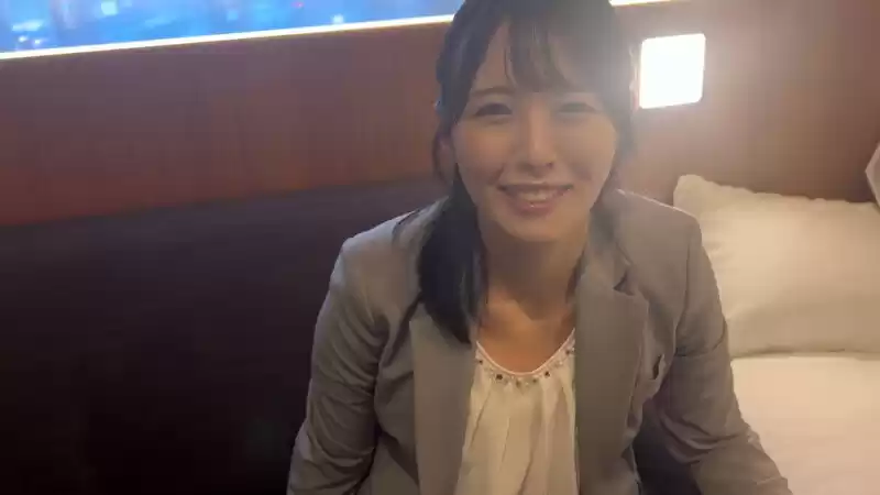 M男が街中で女性に声をかけてキスさせてもらう スレンダーOL あいちゃん