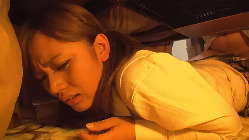 【AI リマスター版】こたつの中だからと安心して無防備な格好をしている大人しそうな女の子にこっそりイタズラを。周りに誰かがいて声を出せない状況に、パンツが濡れるほど興奮した彼女はビショビショに濡れたオマ○コを僕に…