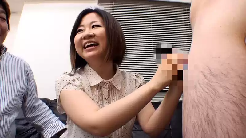 街行く結婚2年目の若妻さんを番組に出演してくれませんか？とナンパ！もう半年もセックスレスで欲求不満の奥様にセンズリ見せつけナシクズシの中出し性交！